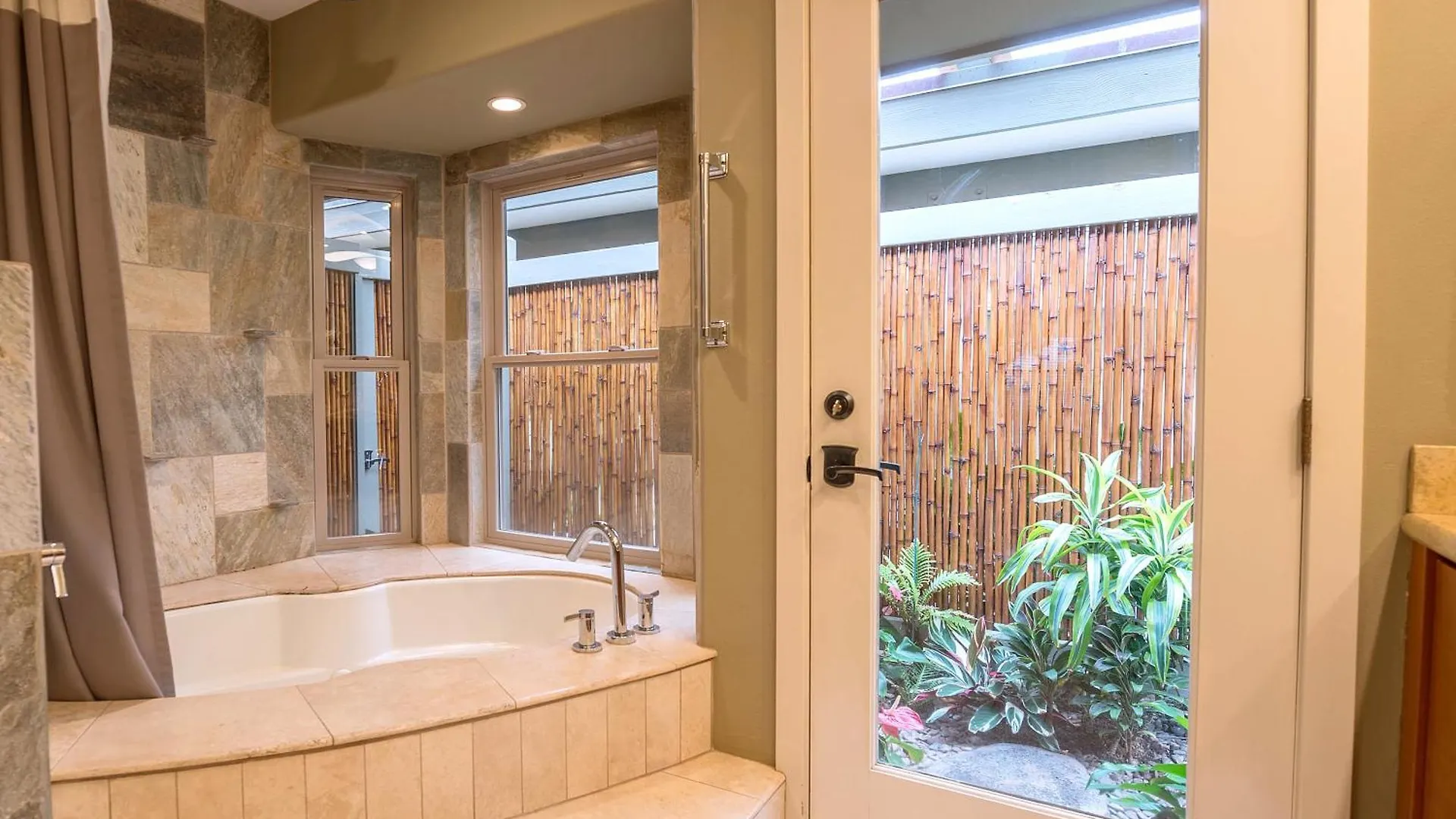 Kaanapali Home Amazing Deals!Gorgeous Remodel-4B,4Ba Pool,Ac,Bbq, Outdr Shw-View Lahaina Holiday home