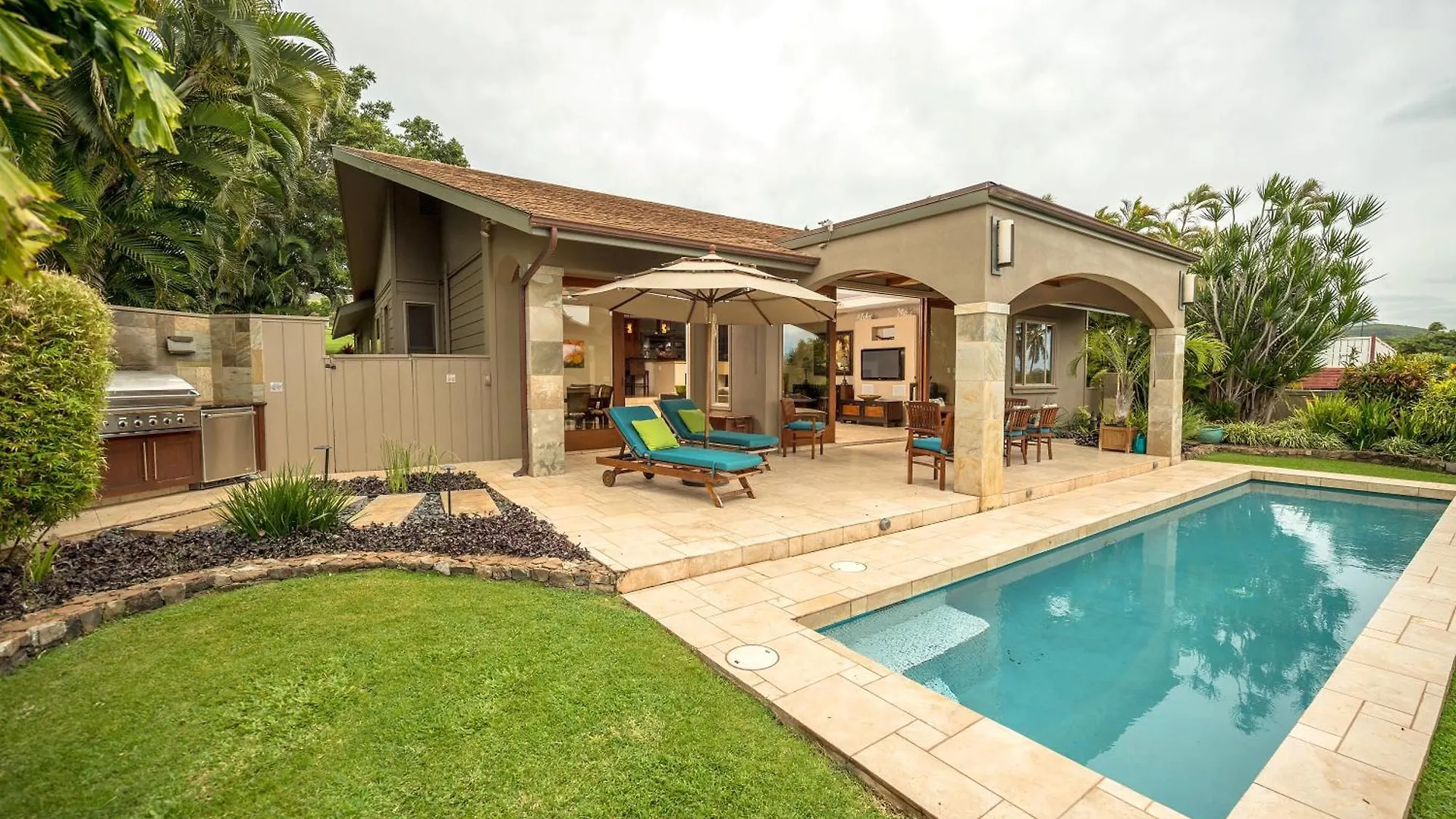 Kaanapali Home Amazing Deals!Gorgeous Remodel-4B,4Ba Pool,Ac,Bbq, Outdr Shw-View Lahaina Holiday home